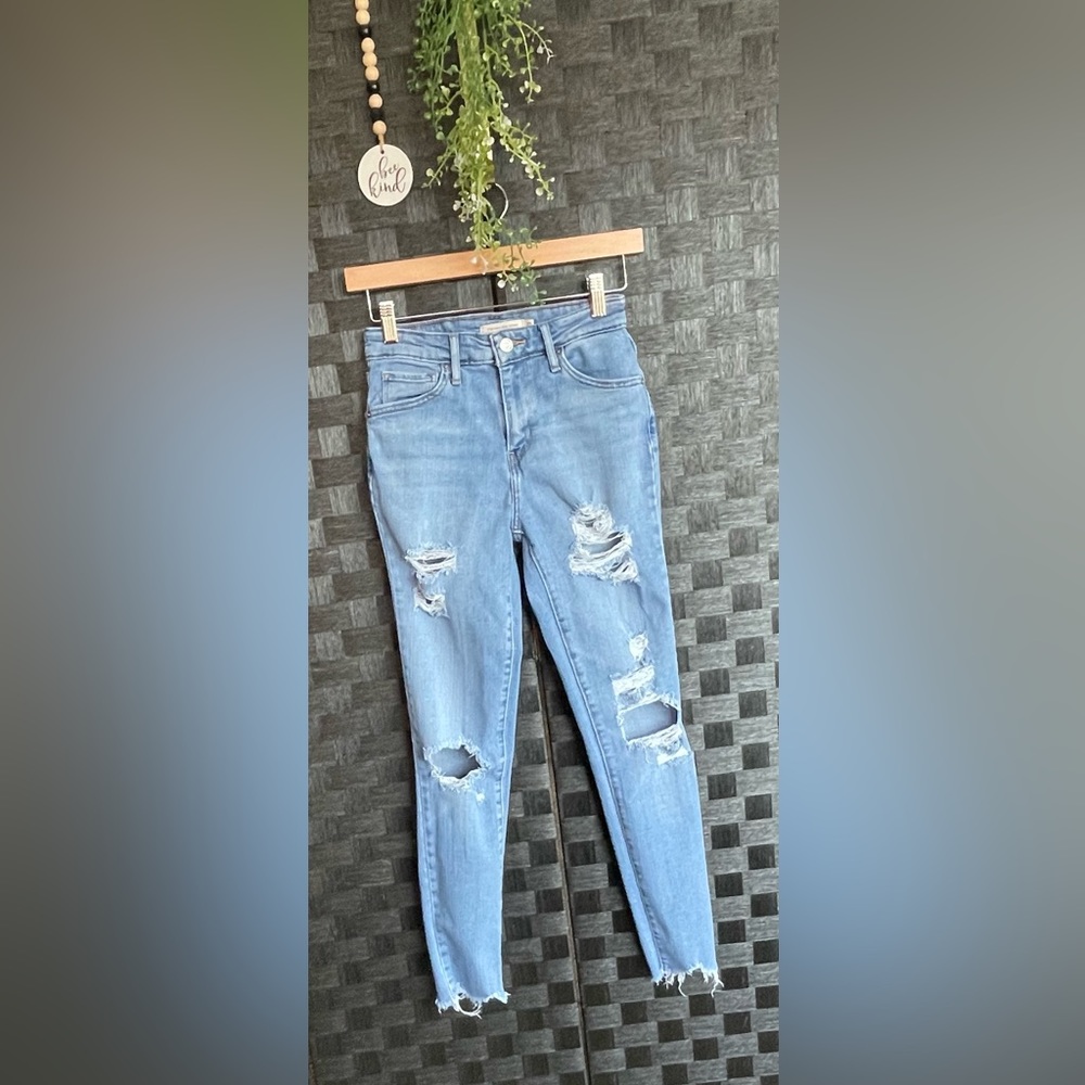 Woman’s Levi Strauss Jeans Size 25 (equivalent to size 0)